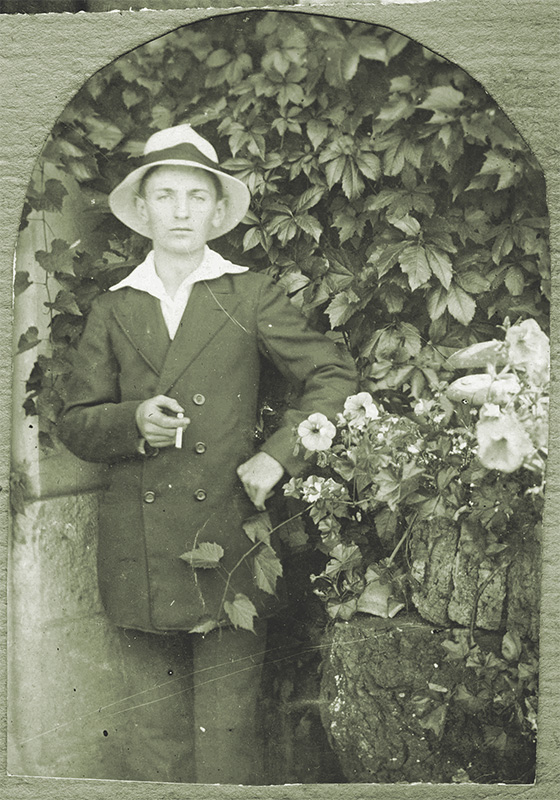 František Černý (1896–1968) s petúniemi